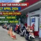 Ilustrasi - Pengendara motor saat mengisi BBM di SPBU.