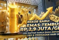Ilustrasi - Tumpukan emas batangan Antam dan grafik harga emas naik.