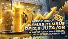 Ilustrasi - Tumpukan emas batangan Antam dan grafik harga emas naik.