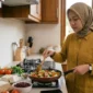 Ilustrasi Ibu-ibu Sedang Memasak. Gemini AI