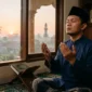 Ilustrasi - Muslim Sedang Berdoa di waktu Fajar.