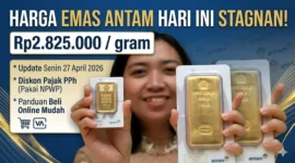 Ilustrasi - Pedagang Memperlihatkan Emas Antam Batangan.