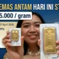 Ilustrasi - Pedagang Memperlihatkan Emas Antam Batangan.
