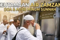 Ilustrasi - Sedang Minum Air Zamzam.