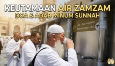 Ilustrasi - Sedang Minum Air Zamzam.