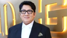 Kepolisian Metropolitan Seoul resmi mengajukan surat perintah penangkapan terhadap Chairman HYBE Bang Si-hyuk pada Selasa (21/4). (Getty Images via AFP/Rodin Eckenroth)