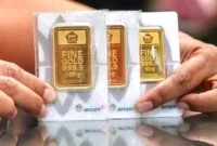 Pedangang Sedang Memperlihatkan Emas Batangan. 