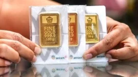 Pedangang Sedang Memperlihatkan Emas Batangan. 