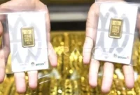 Pramuniaga menunjukkan emas batangan di sebuah gerai penjualan emas di Samarinda, Kalimantan Timur, Rabu (14/1/2026). (ANTARA FOTO)