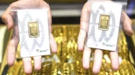 Pramuniaga menunjukkan emas batangan di sebuah gerai penjualan emas di Samarinda, Kalimantan Timur, Rabu (14/1/2026). (ANTARA FOTO)