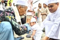 Tokoh agama di Kelurahan Arab Melayu Jambi tengah membacakan doa-doa kebaikan dalam ritual adat 