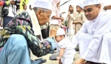 Tokoh agama di Kelurahan Arab Melayu Jambi tengah membacakan doa-doa kebaikan dalam ritual adat 