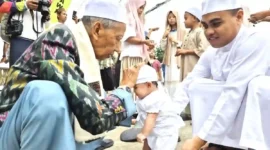 Tokoh agama di Kelurahan Arab Melayu Jambi tengah membacakan doa-doa kebaikan dalam ritual adat 
