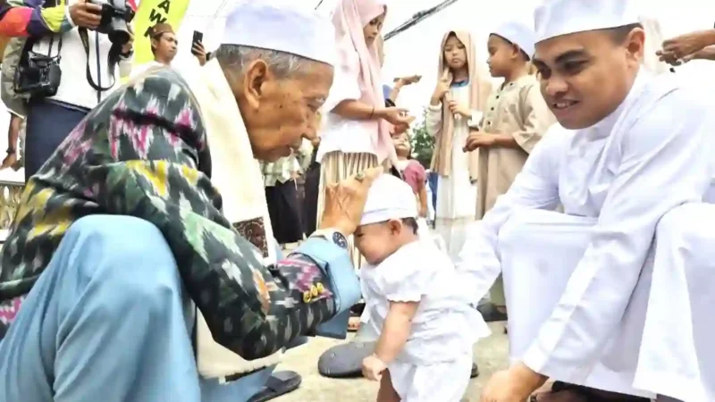 Tokoh agama di Kelurahan Arab Melayu Jambi tengah membacakan doa-doa kebaikan dalam ritual adat 