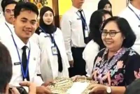 Muamar Fajar Rahmadani, S.Kom Menerima Penghargaan dari Penguji, Pembimbing dan Mentor usai seminar inovasi aktualisasi.