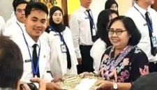 Muamar Fajar Rahmadani, S.Kom Menerima Penghargaan dari Penguji, Pembimbing dan Mentor usai seminar inovasi aktualisasi.