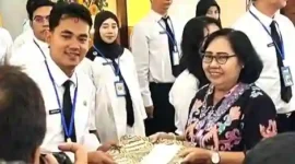 Muamar Fajar Rahmadani, S.Kom Menerima Penghargaan dari Penguji, Pembimbing dan Mentor usai seminar inovasi aktualisasi.