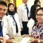 Muamar Fajar Rahmadani, S.Kom Menerima Penghargaan dari Penguji, Pembimbing dan Mentor usai seminar inovasi aktualisasi.