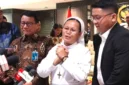 Direktur Utama Bank BNI Putrama Wahju Setyawan dan Suster Natalia Situmorang usai melakukan komunikasi bersama Wakil Ketua DPR RI Sufmi Dasco Ahmad terkait Pengembalian Dana Umat Gereja Rp28 Miliar yang sempat diduga digelapkan oleh salah satu pegawai BNI. (Bisnis.com)