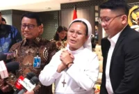 Direktur Utama Bank BNI Putrama Wahju Setyawan dan Suster Natalia Situmorang usai melakukan komunikasi bersama Wakil Ketua DPR RI Sufmi Dasco Ahmad terkait Pengembalian Dana Umat Gereja Rp28 Miliar yang sempat diduga digelapkan oleh salah satu pegawai BNI. (Bisnis.com)