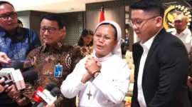 Direktur Utama Bank BNI Putrama Wahju Setyawan dan Suster Natalia Situmorang usai melakukan komunikasi bersama Wakil Ketua DPR RI Sufmi Dasco Ahmad terkait Pengembalian Dana Umat Gereja Rp28 Miliar yang sempat diduga digelapkan oleh salah satu pegawai BNI. (Bisnis.com)