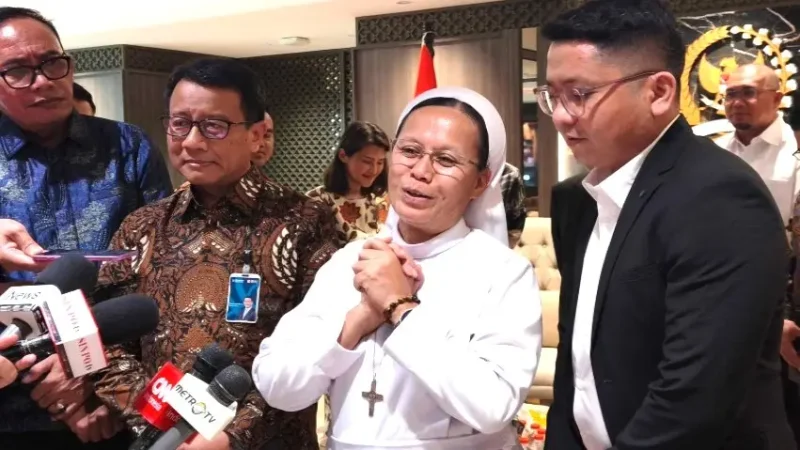 Direktur Utama Bank BNI Putrama Wahju Setyawan dan Suster Natalia Situmorang usai melakukan komunikasi bersama Wakil Ketua DPR RI Sufmi Dasco Ahmad terkait Pengembalian Dana Umat Gereja Rp28 Miliar yang sempat diduga digelapkan oleh salah satu pegawai BNI. (Bisnis.com)