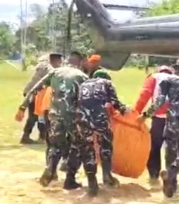 Duka di Langit Sekadau: Tim SAR Gabungan Evakuasi 8 Korban Helikopter PK-CFX