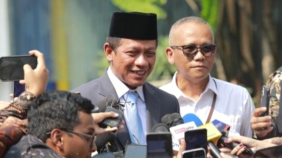 Foto: Menteri LH, Hanif Faisol tiba di Istana Negara, Jakarta, Senin (27/4/2026). (CNBC Indonesia)