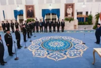 Presiden Prabowo Subianto (kanan) memimpin pelantikan pejabat baru dalam Kabinet Merah Putih di Istana Negara, Jakarta, Senin (27/4/2026). (ANTARA FOTO)