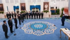 Presiden Prabowo Subianto (kanan) memimpin pelantikan pejabat baru dalam Kabinet Merah Putih di Istana Negara, Jakarta, Senin (27/4/2026). (ANTARA FOTO)