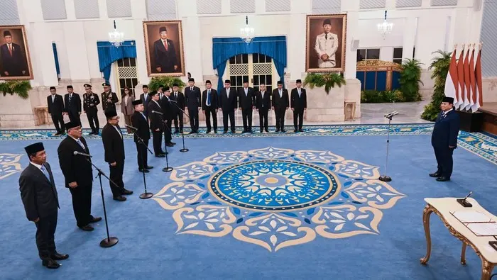 Presiden Prabowo Subianto (kanan) memimpin pelantikan pejabat baru dalam Kabinet Merah Putih di Istana Negara, Jakarta, Senin (27/4/2026). (ANTARA FOTO)