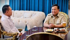 Presiden Prabowo Subianto dan Penasihat Khusus Presiden Bidang Pertahanan Nasional Jenderal TNI (Purn) Dudung Abdurachman di Istana Merdeka, Jakarta Pusat, pada Selasa (21/4). (Foto: dokumentasi Biro Pers Istana)