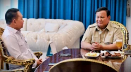 Presiden Prabowo Subianto dan Penasihat Khusus Presiden Bidang Pertahanan Nasional Jenderal TNI (Purn) Dudung Abdurachman di Istana Merdeka, Jakarta Pusat, pada Selasa (21/4). (Foto: dokumentasi Biro Pers Istana)