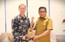 Walikota Ambon menyambut kunjungan istimewa Duta Besar (Dubes) Kerajaan Belanda untuk Indonesia, Mr. Marc Gerritsen, beserta rombongan di Balai Kota. (Foto: Humas Pemkot Ambon)