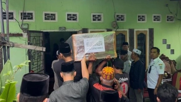 Suasana rumah duka Citra mahasiswi asal Jambi korban kecelakaan kereta di Bekasi. detiksumbagsel