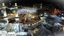 Ribuan jemaah melakukan tawaf, salat dan doa di Masjidil Haram, kota suci Makkah, Arab Saudi. (Photo by FETHI BELAID / AFP)