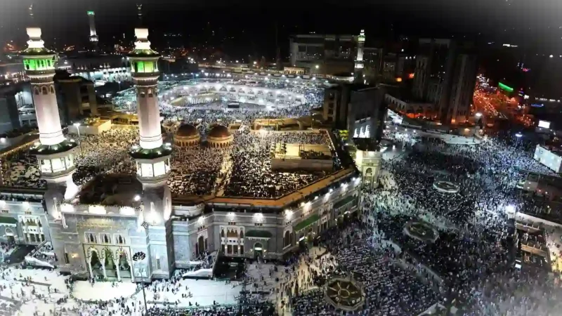 Ribuan jemaah melakukan tawaf, salat dan doa di Masjidil Haram, kota suci Makkah, Arab Saudi. (Photo by FETHI BELAID / AFP)
