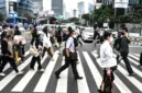 Aktivitas pekerja saat jam pulang kantor di kawasan Sudirman, Jakarta Pusat, Kamis (29/9/2022). (merdeka.com)