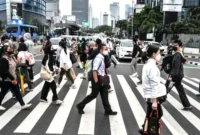 Aktivitas pekerja saat jam pulang kantor di kawasan Sudirman, Jakarta Pusat, Kamis (29/9/2022). (merdeka.com)