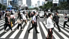 Aktivitas pekerja saat jam pulang kantor di kawasan Sudirman, Jakarta Pusat, Kamis (29/9/2022). (merdeka.com)