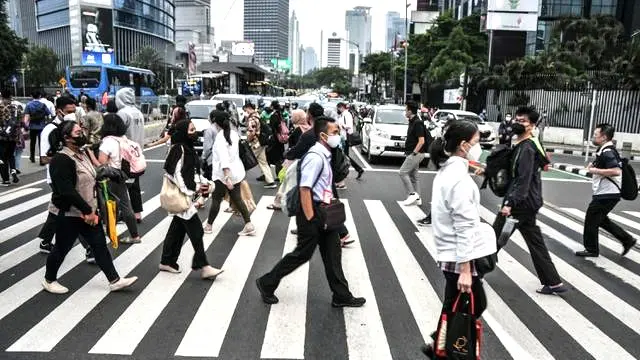 Aktivitas pekerja saat jam pulang kantor di kawasan Sudirman, Jakarta Pusat, Kamis (29/9/2022). (merdeka.com)