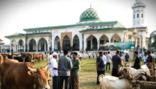 Suasana Idul Adha di Perkarangan Masjid. (cretaed by AI)