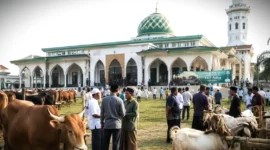 Suasana Idul Adha di Perkarangan Masjid. (cretaed by AI)