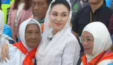 Pelepasan jemaah calon haji Maluku Utara di Makassar berlangsung haru dan meriah seusai dikunjungi Gubernur Sherly Tjoanda, Kamis 30 April 2026. (Beritasatu.com)