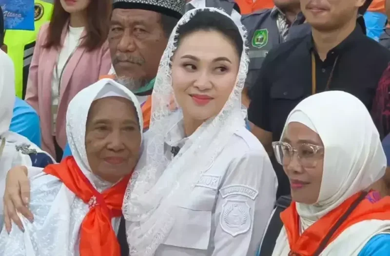 Pelepasan jemaah calon haji Maluku Utara di Makassar berlangsung haru dan meriah seusai dikunjungi Gubernur Sherly Tjoanda, Kamis 30 April 2026. (Beritasatu.com)
