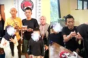 Kolase - Pengusaha Brondol Rayakan Ulang Tahun Bersama Anak Istri Dengan Tangan Terborgol. ist
