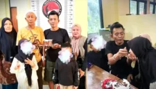 Kolase - Pengusaha Brondol Rayakan Ulang Tahun Bersama Anak Istri Dengan Tangan Terborgol. ist