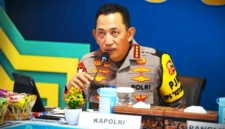 Kapolri Jenderal Listyo Sigit Prabowo saat memantau pengamanan malam takbiran Idul Fitri 1447 Hijriah dari Pos Terpadu Lapangan Merdeka, Medan, Sumatera Utara, Jumat (20/3/2026) malam.(Dokumentasi Humas Polri.)