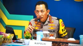 Kapolri Jenderal Listyo Sigit Prabowo saat memantau pengamanan malam takbiran Idul Fitri 1447 Hijriah dari Pos Terpadu Lapangan Merdeka, Medan, Sumatera Utara, Jumat (20/3/2026) malam.(Dokumentasi Humas Polri.)
