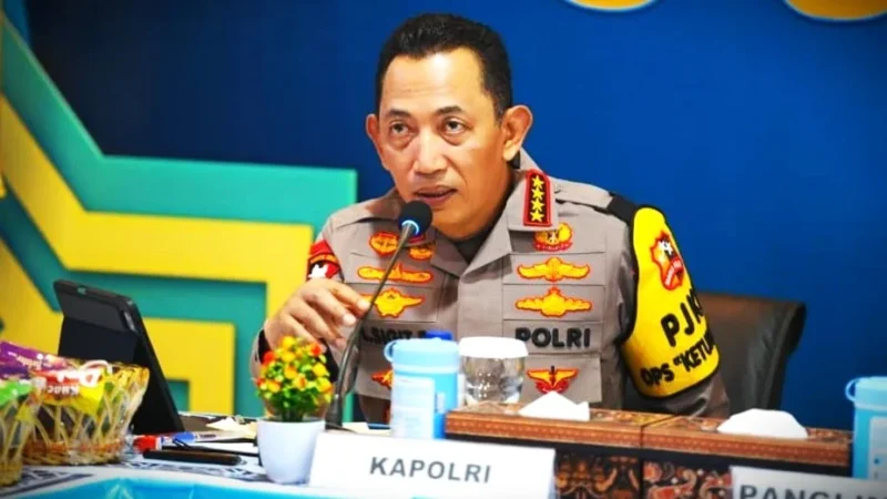 Kapolri Jenderal Listyo Sigit Prabowo saat memantau pengamanan malam takbiran Idul Fitri 1447 Hijriah dari Pos Terpadu Lapangan Merdeka, Medan, Sumatera Utara, Jumat (20/3/2026) malam.(Dokumentasi Humas Polri.)